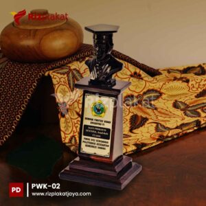 Plakat Wisuda Kayu Premium