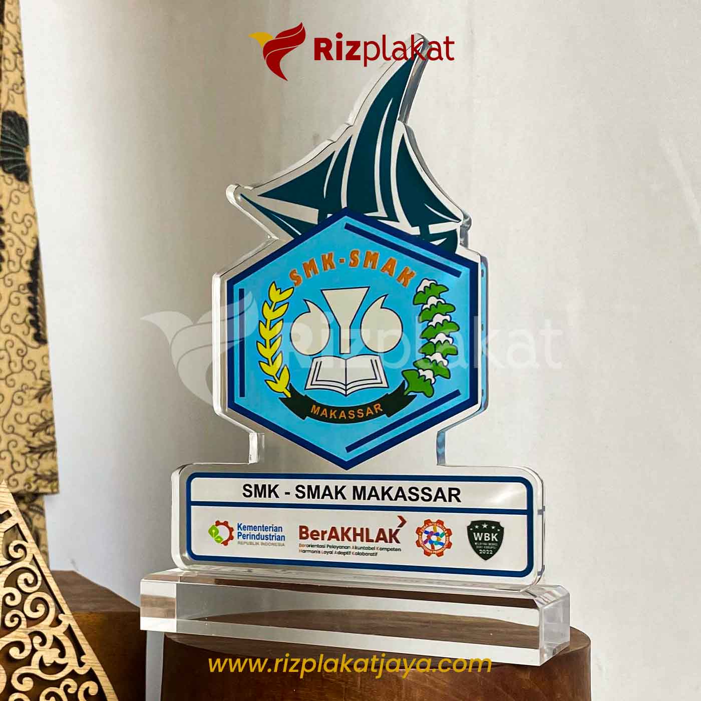 Plakat Akrilik Institusi SMK–SMAK Makassar
