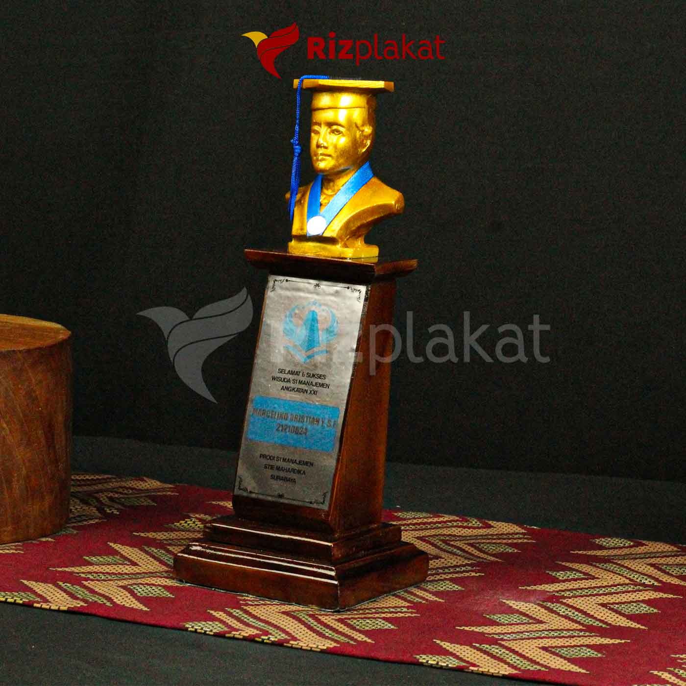 Plakat Wisuda Kayu Klasik 