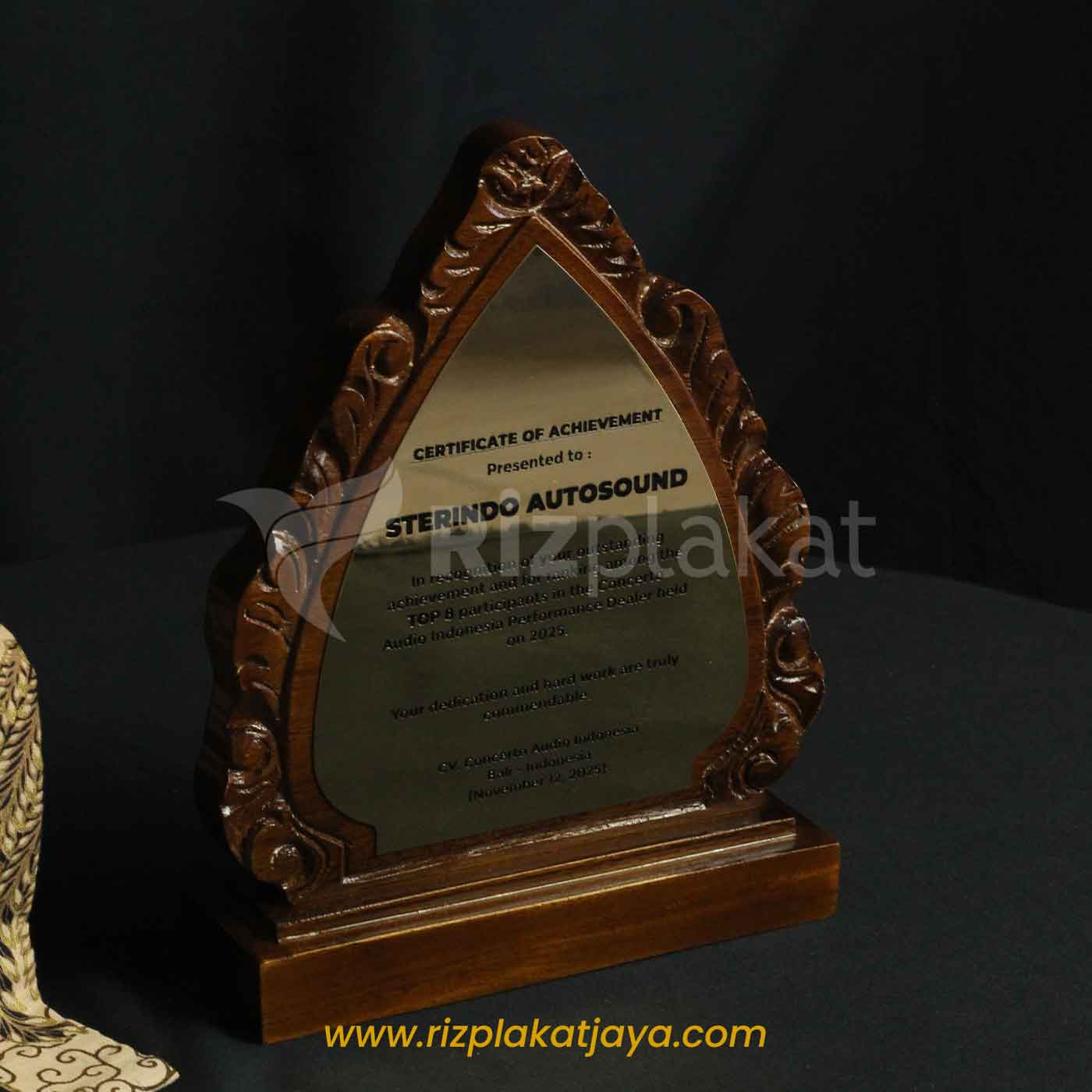 Plakat Kayu Ukir Klasik