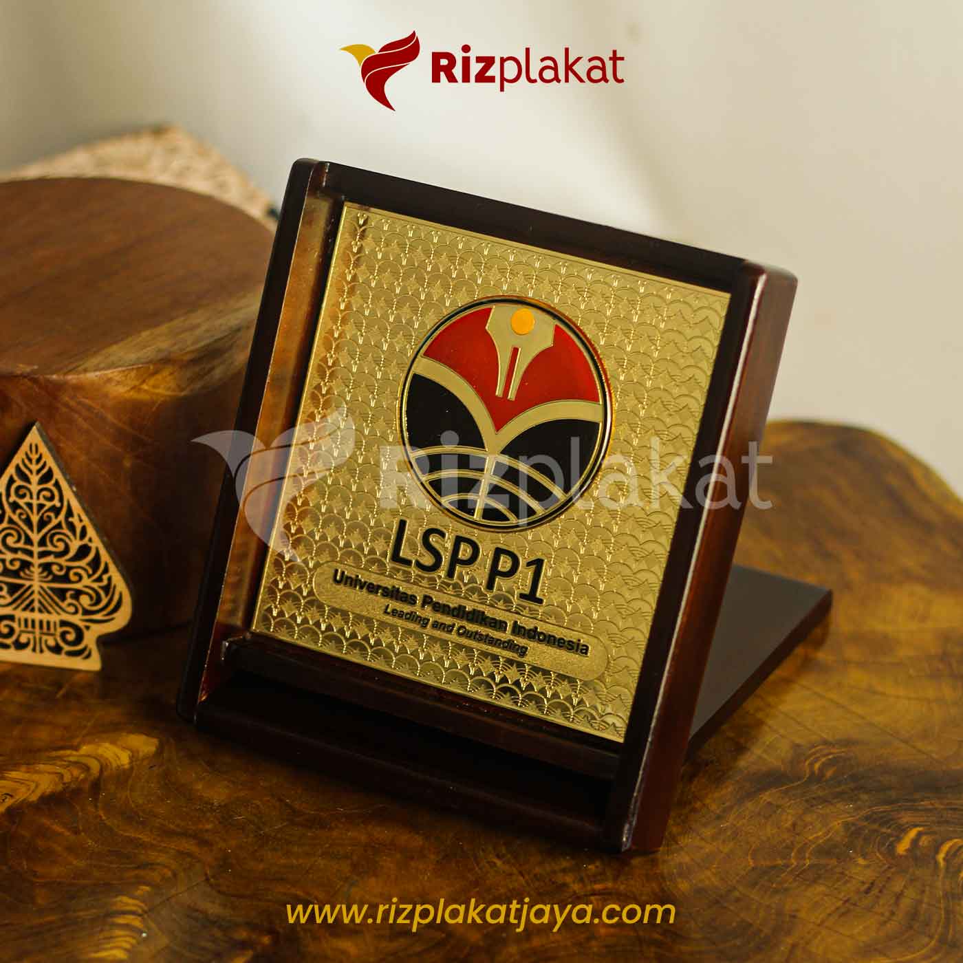 Plakat Kayu Kombinasi Logam