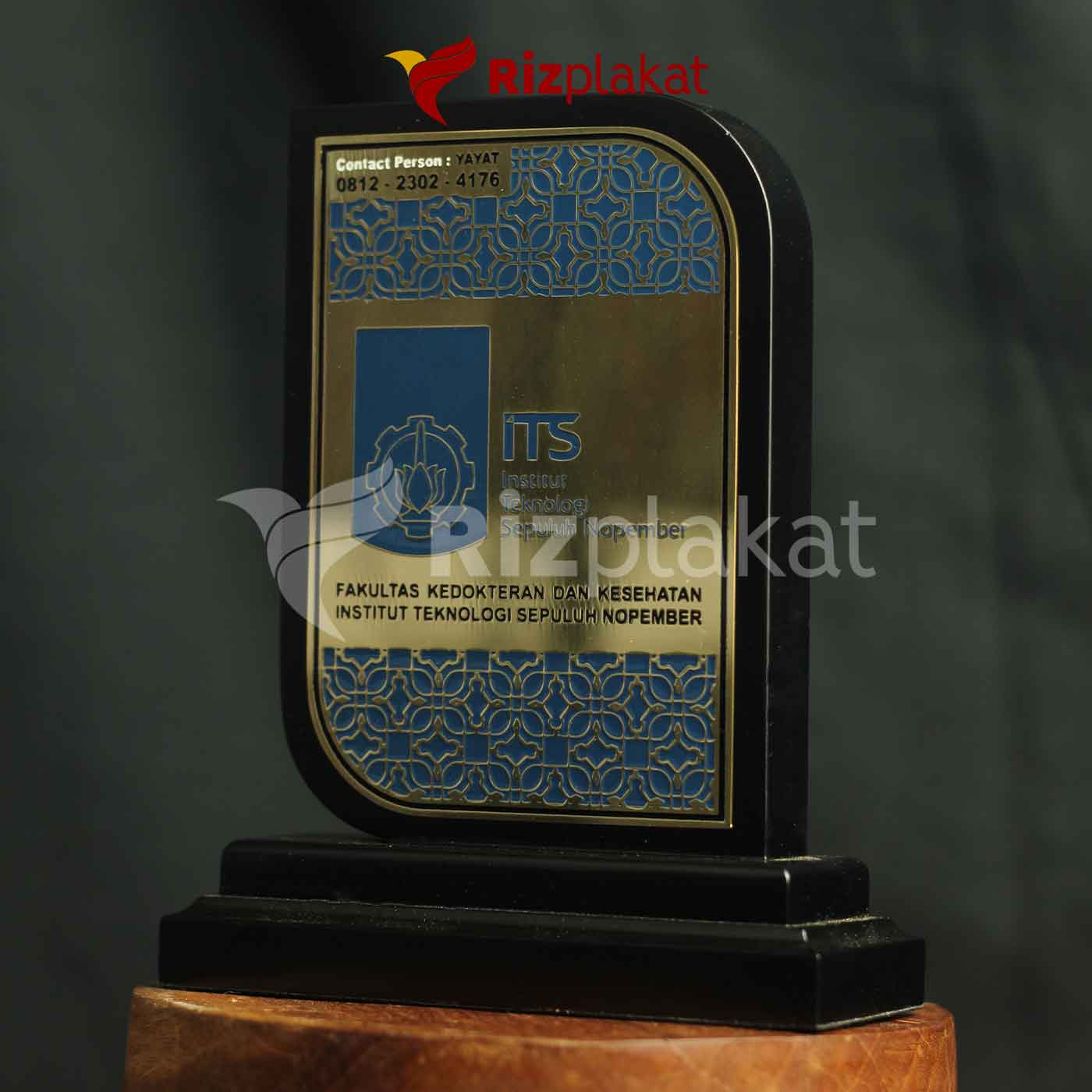 Plakat Kayu Kombinasi Logam Motif 