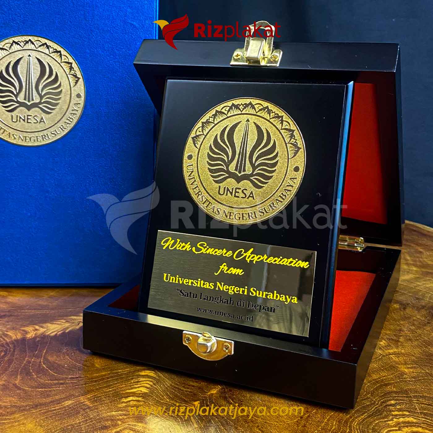 Plakat Box Eksklusif Kayu