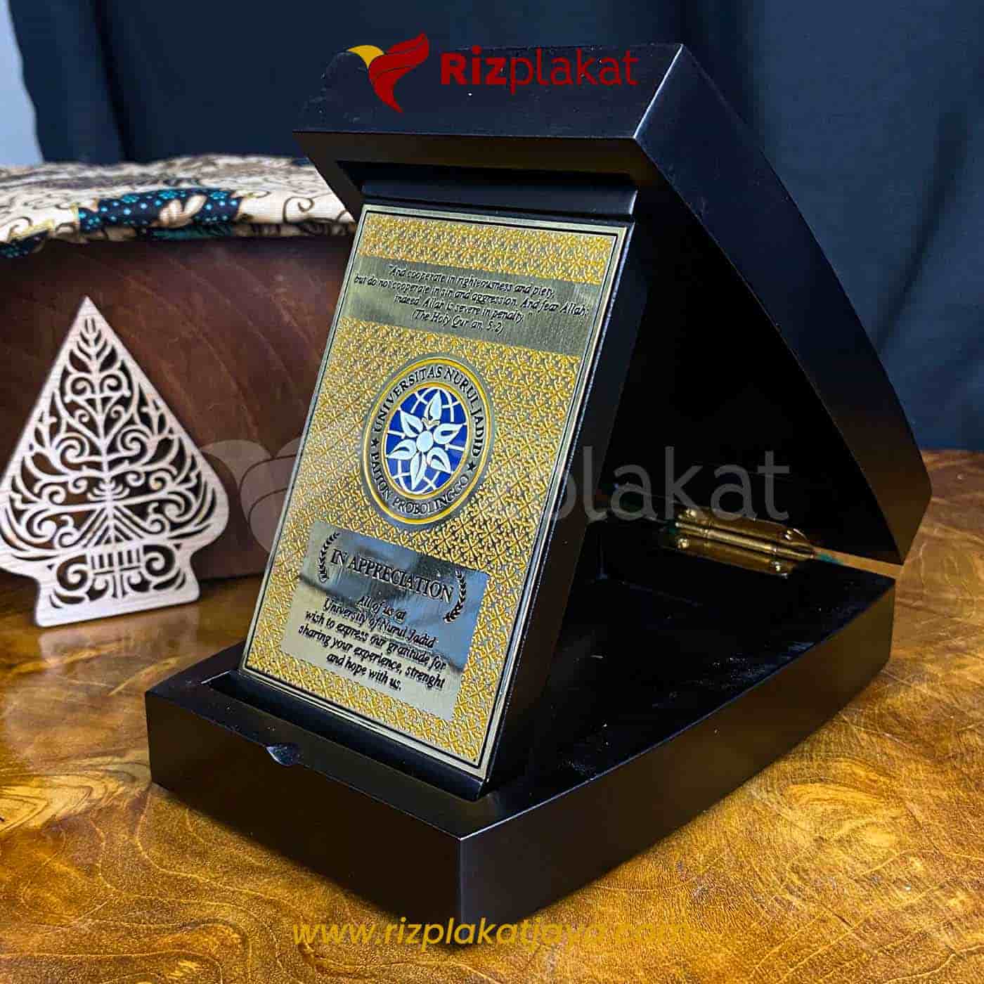 Plakat Box Kayu Motif Emas