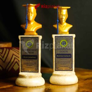 Plakat Wisuda Marmer Figur