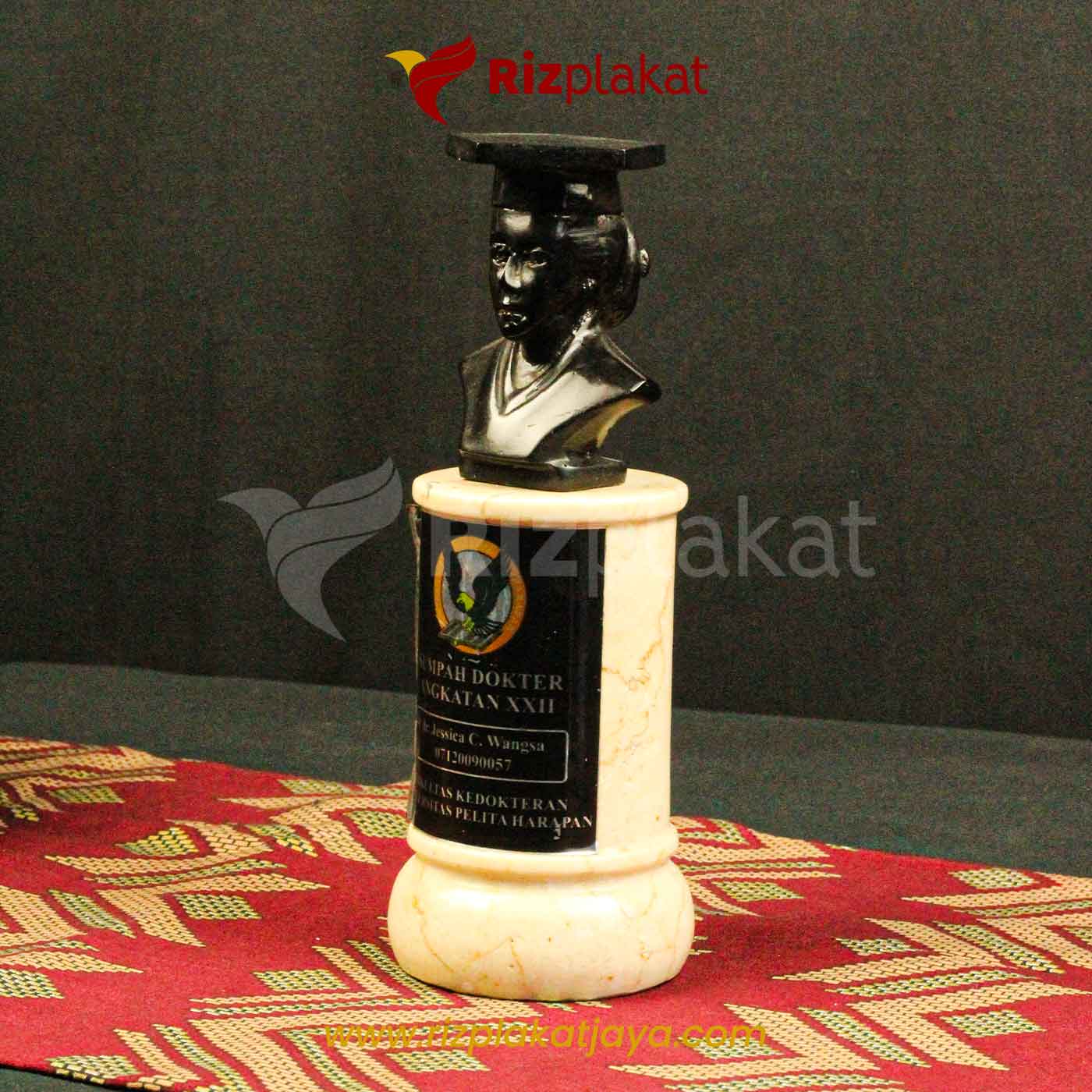 Plakat Wisuda Marmer Figur