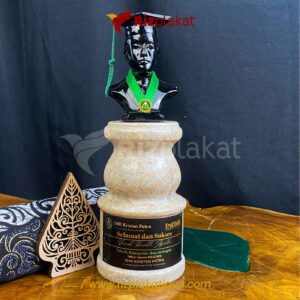 Plakat Wisuda Marmer Figur Unik