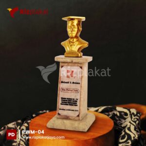 patung wisuda marmer